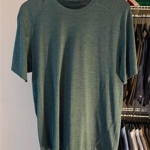 Mens lululemon metal tech t shirt. Size L dark teal green